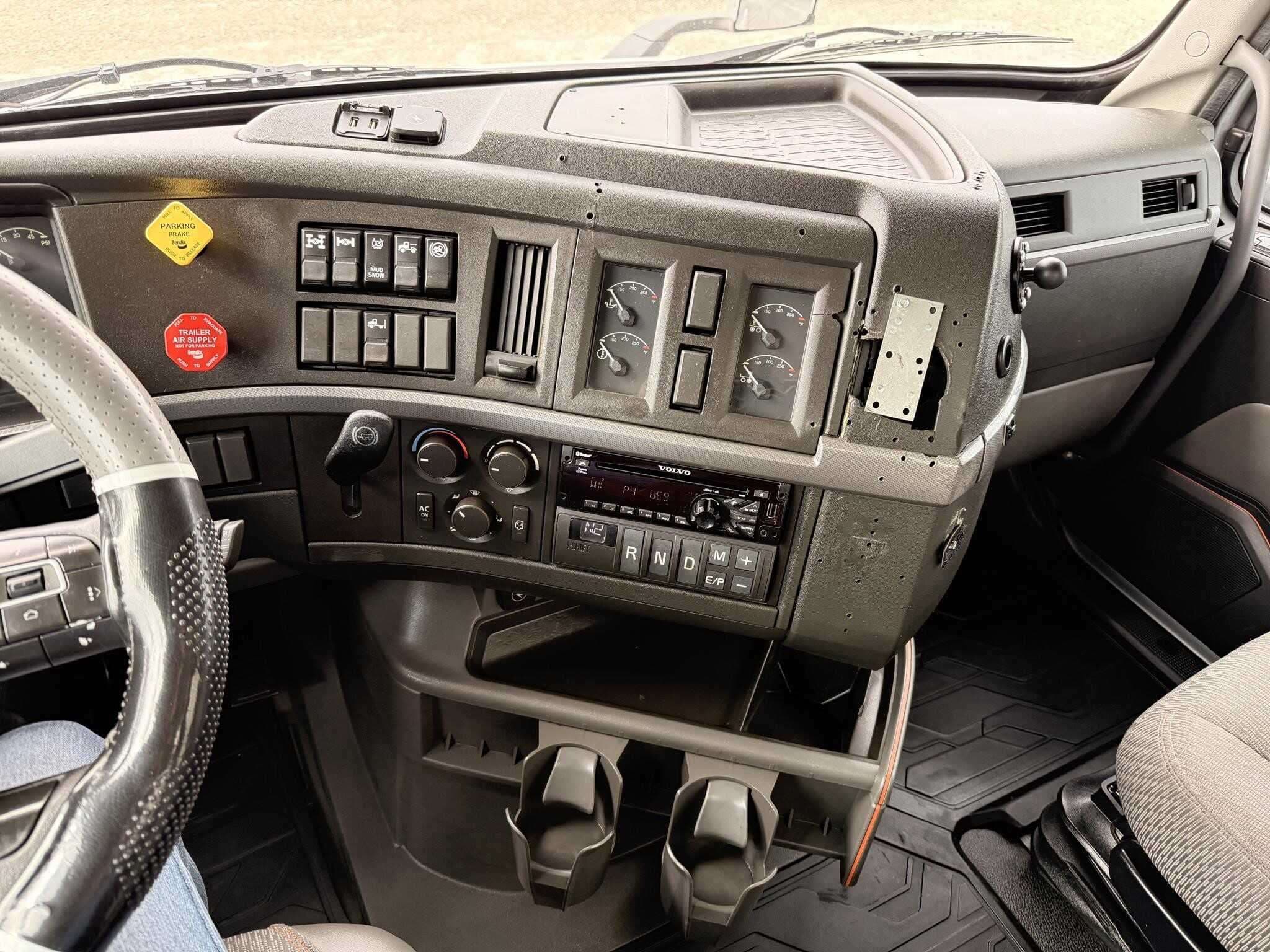 2020 Volvo VNR image 15