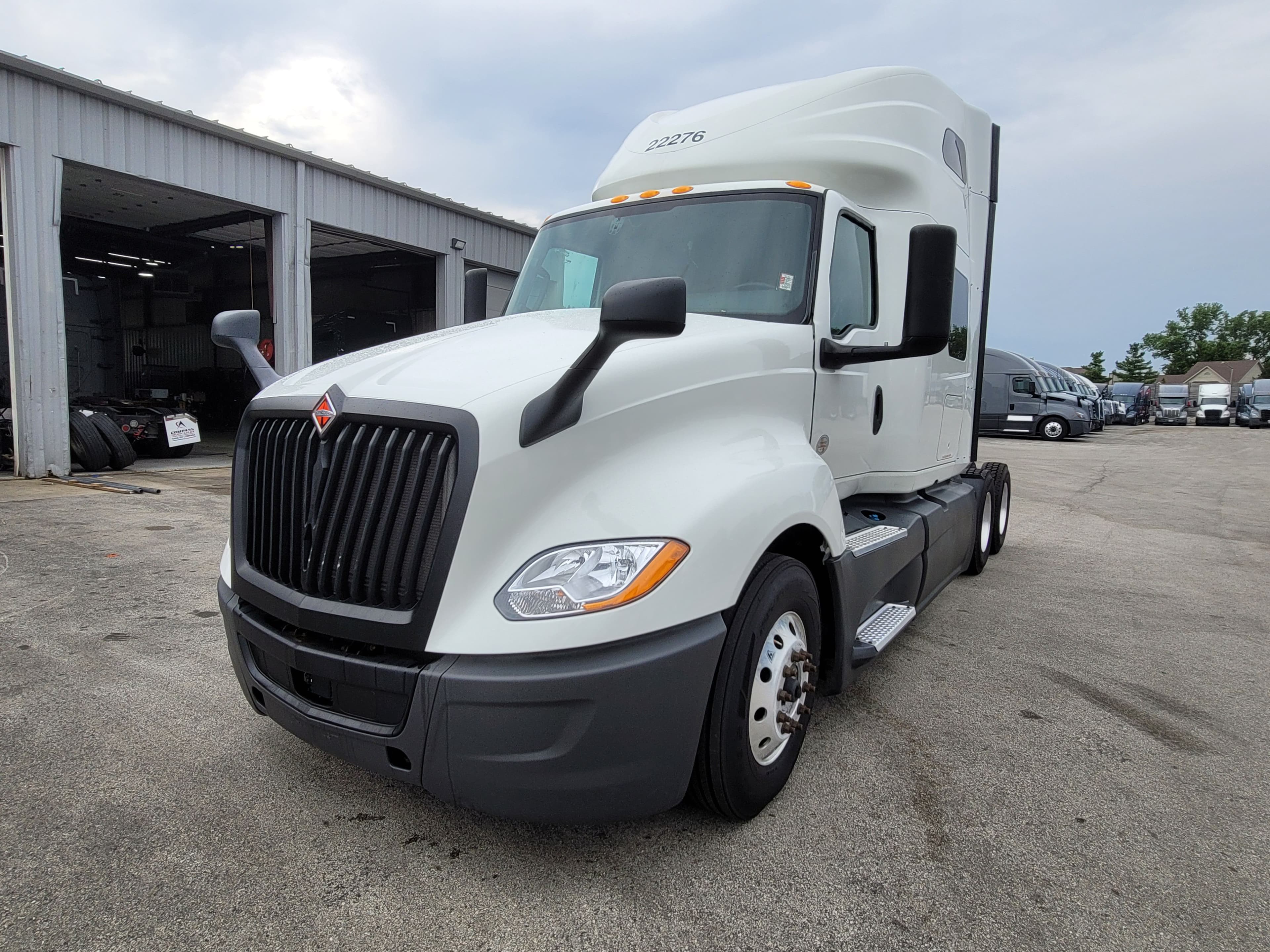 2022 International LT625 image 1