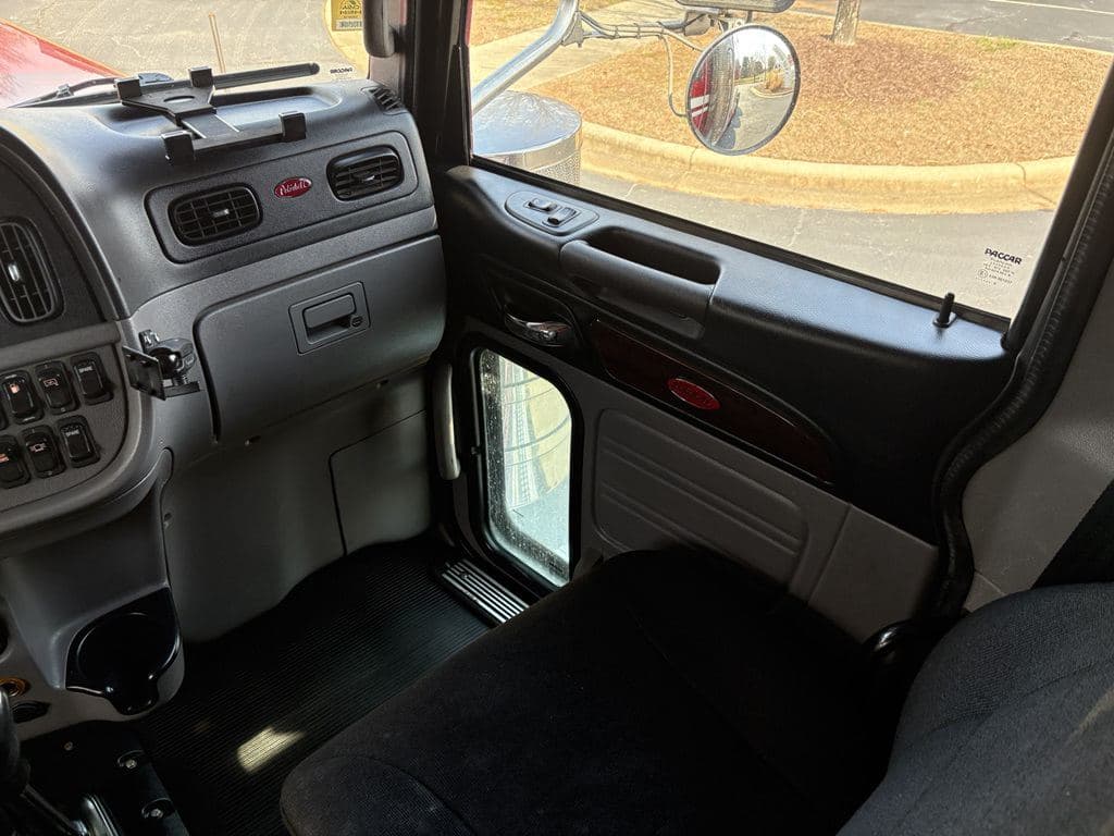 Used 2021 PETERBILT 389 image 13