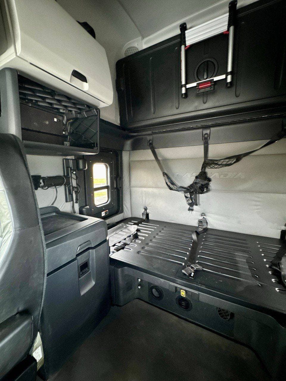 2021 Freightliner Cascadia 126 image 15