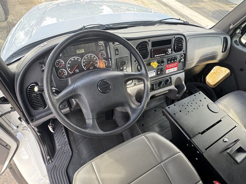 2015 Freightliner M2-112 image 76