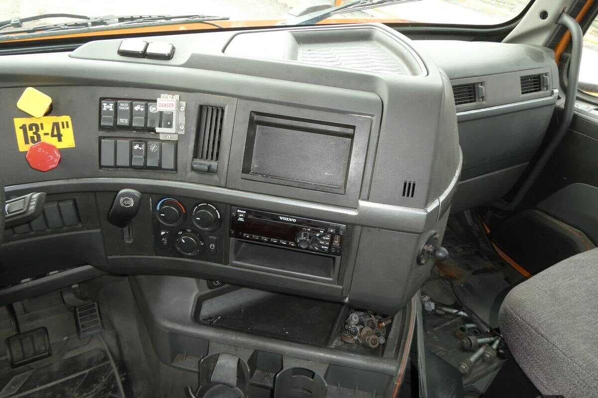 2020 Volvo VNR640 image 10