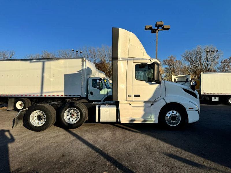 2020 Volvo VNL image 5