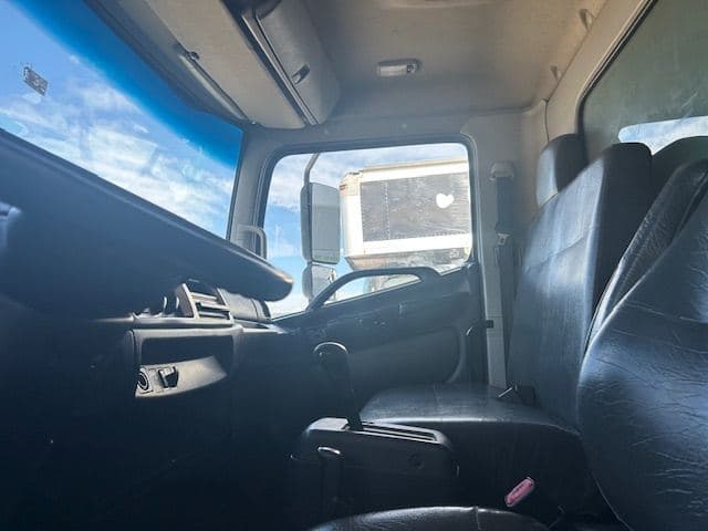 2015 Hino 268 image 5