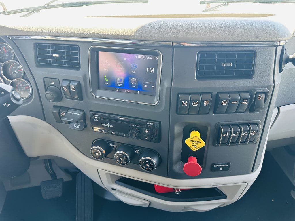 Used 2022 PETERBILT 579 image 22
