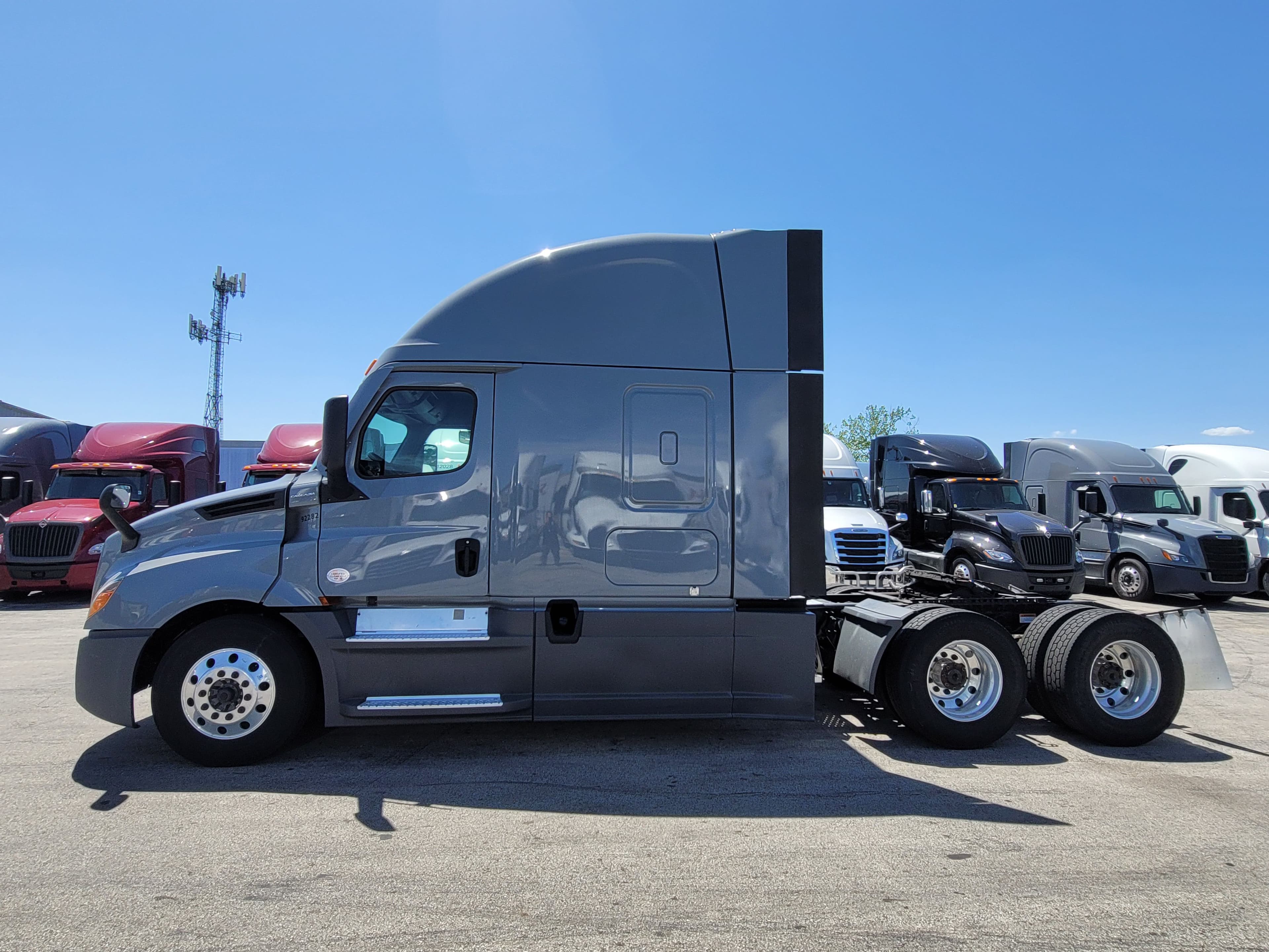 2022 Freightliner Cascadia 126 image 2
