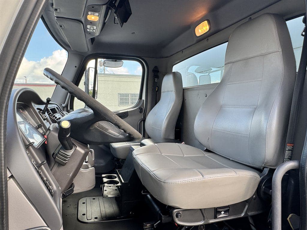 2014 Freightliner M2 106 image 58
