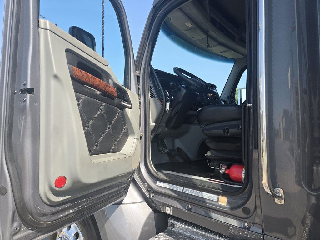 Used 2022 KENWORTH T880 image 10