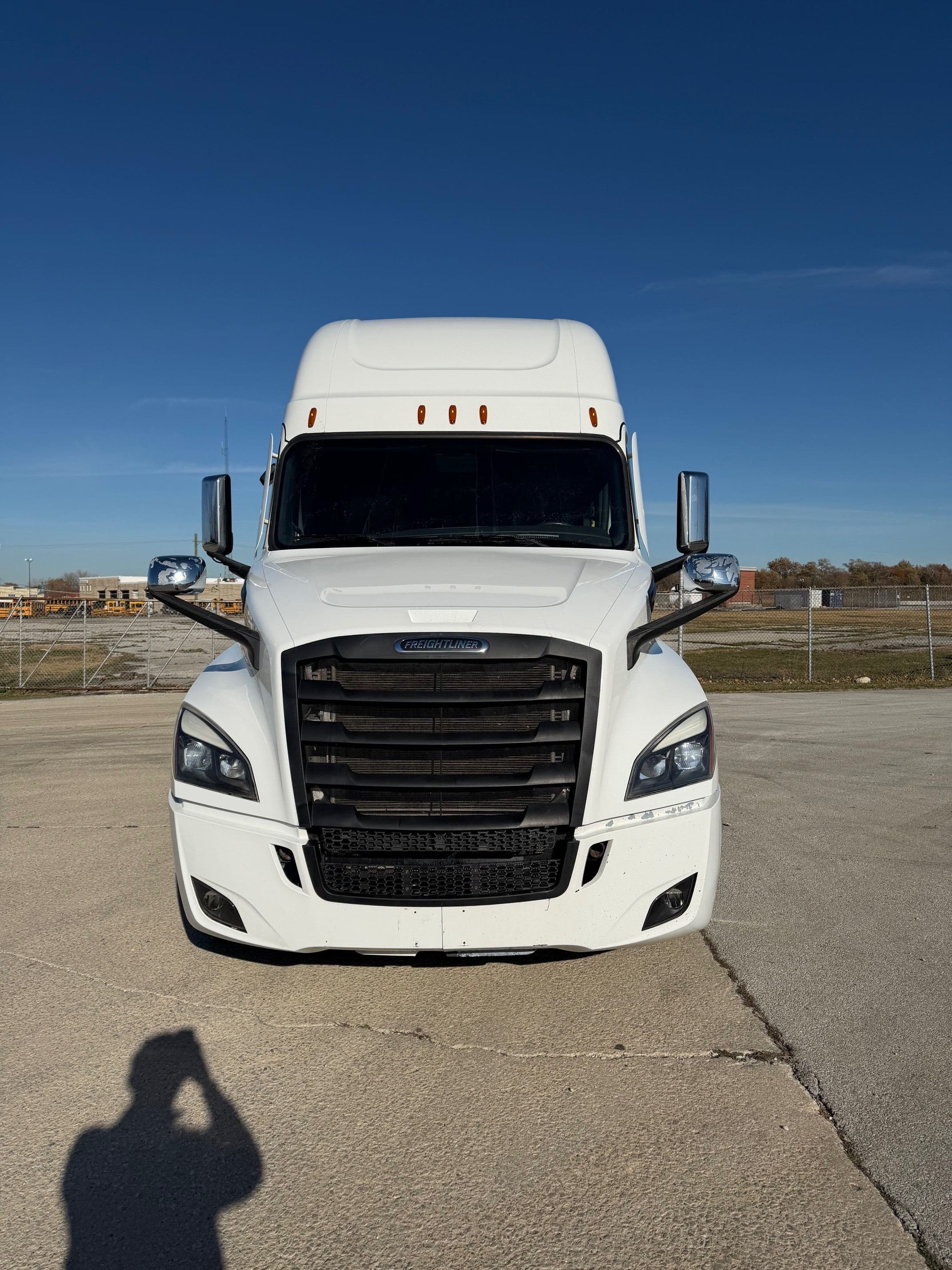 2023 Freightliner Cascadia image 2