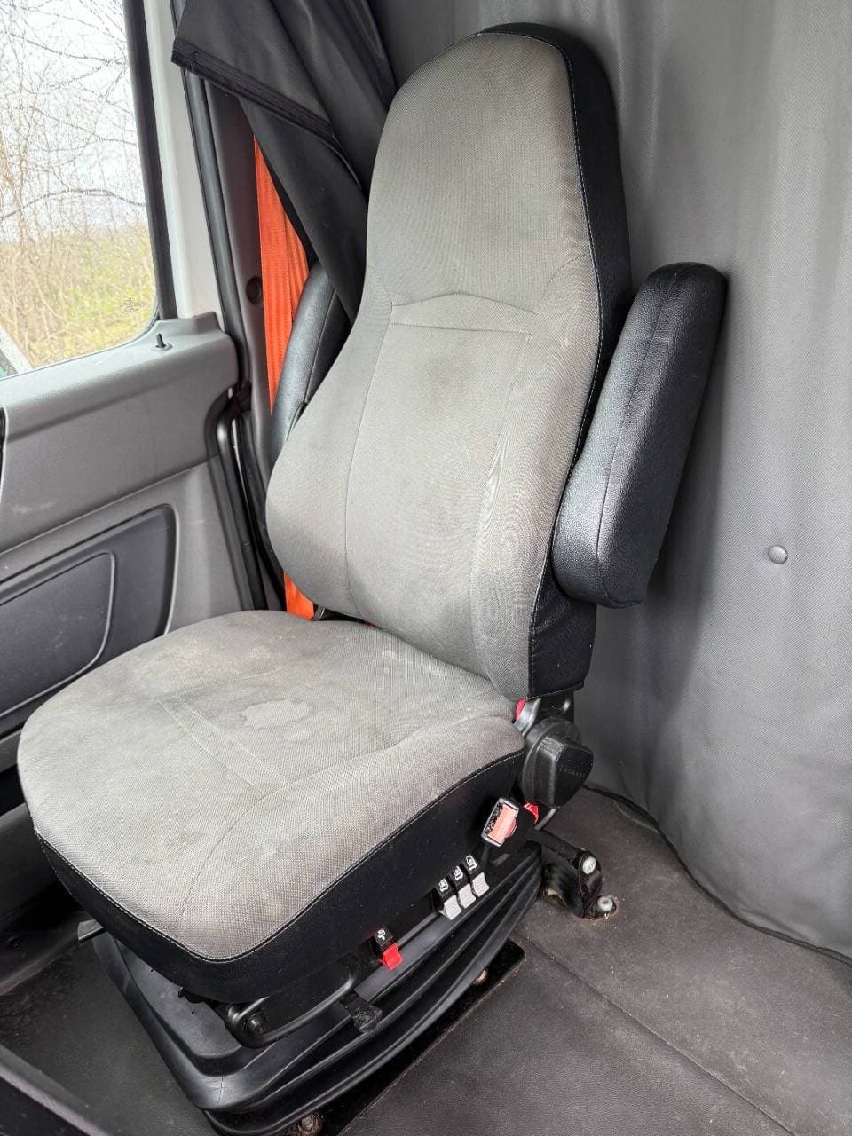 2022 International LT625 image 13