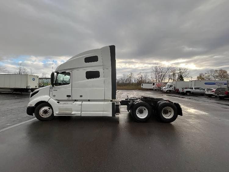 2022 Volvo VNL image 3