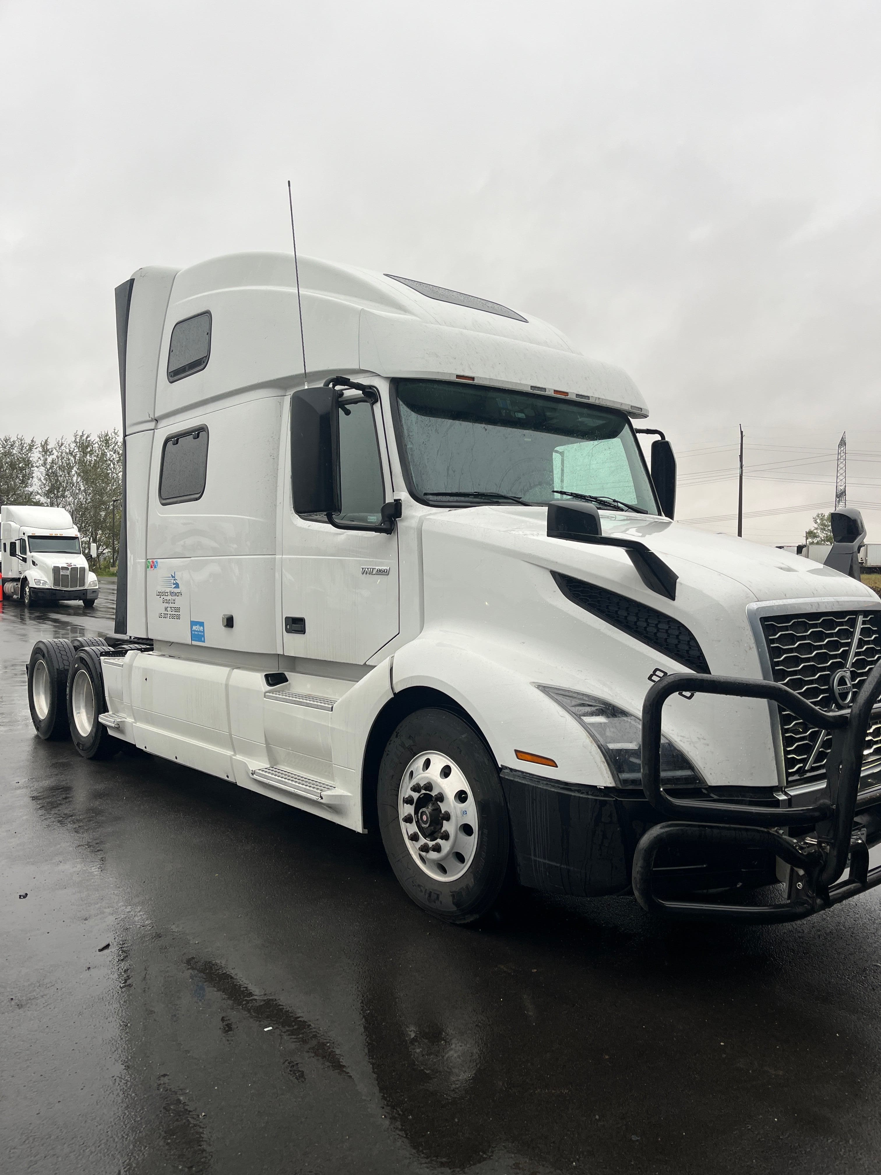 2020 Volvo VNL image 5
