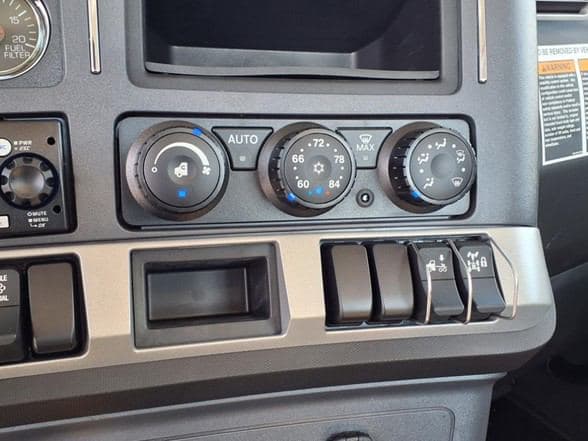 2025 Kenworth T880 image 10