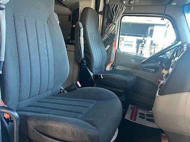 2021 Peterbilt 579 image 12