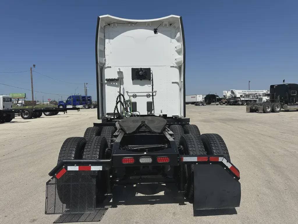2022 Peterbilt 579 image 2