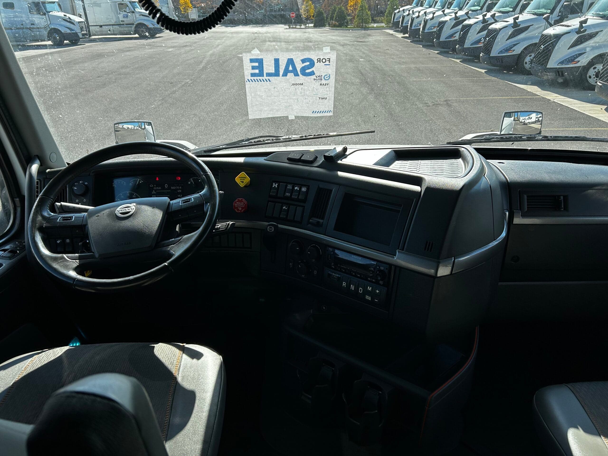 2023 Volvo VNL image 7