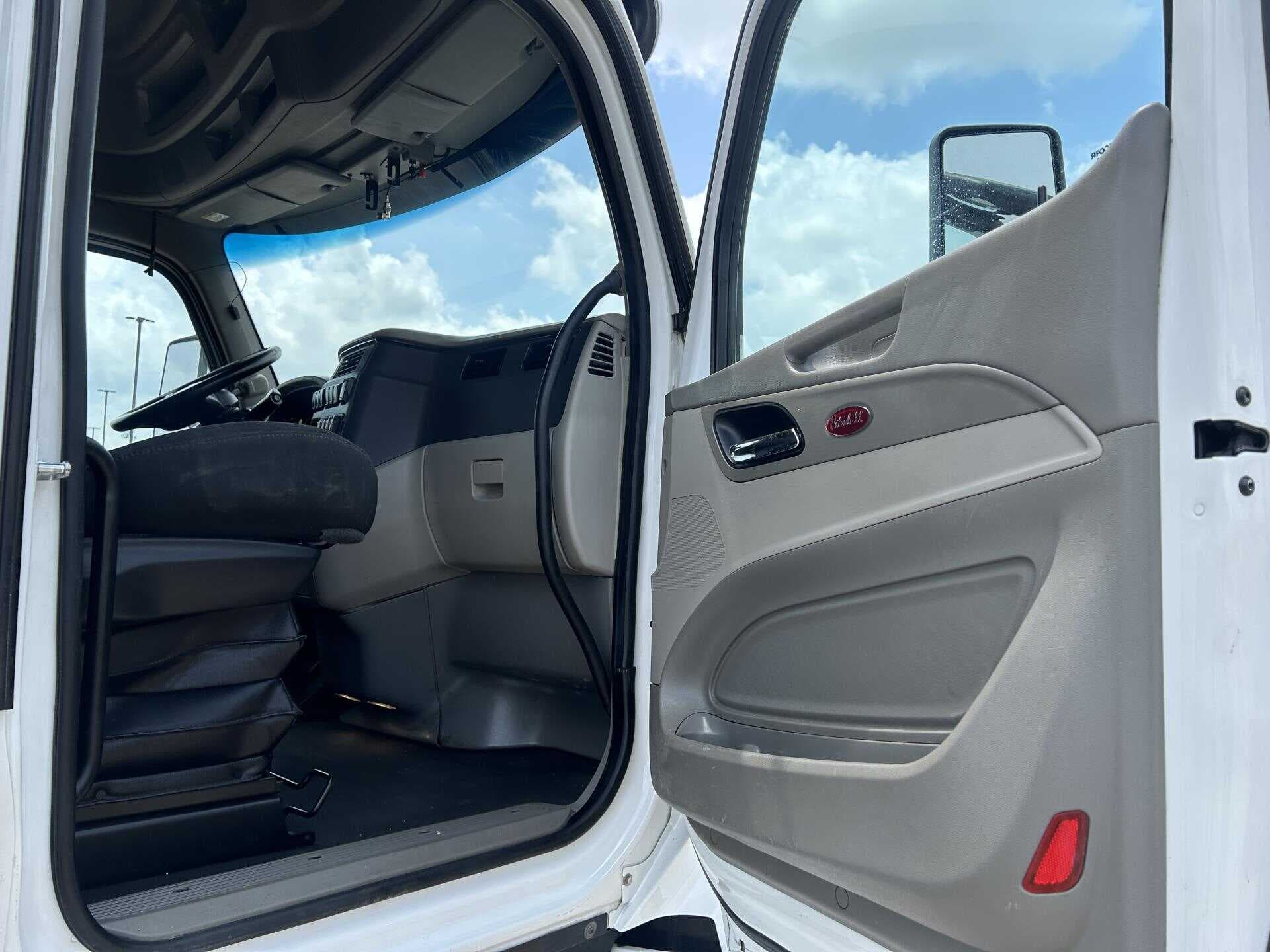 2020 Peterbilt 579 image 18