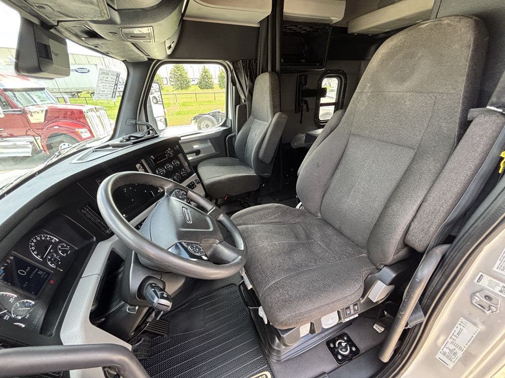 Used 2022 FREIGHTLINER PT126064ST image 18