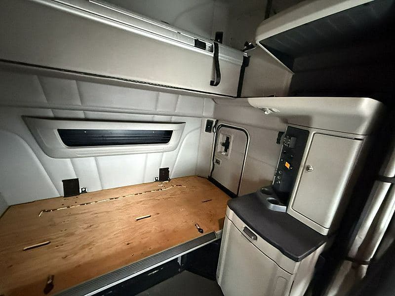 2020 Peterbilt 579 image 12