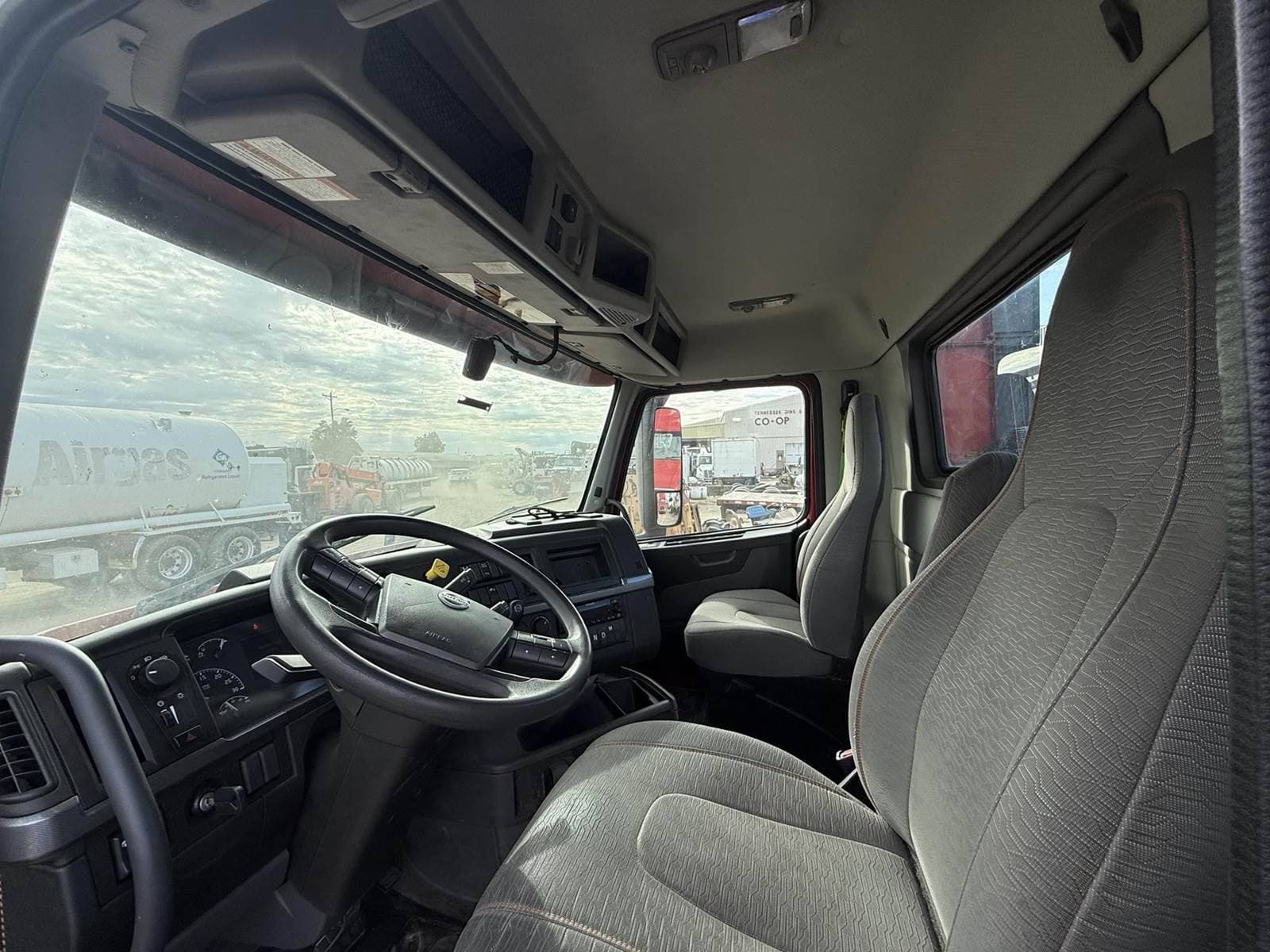 2022 Volvo VNR64T300 Day Cab Truck - D13 405HP, 12 Speed I Shift Amt image 7