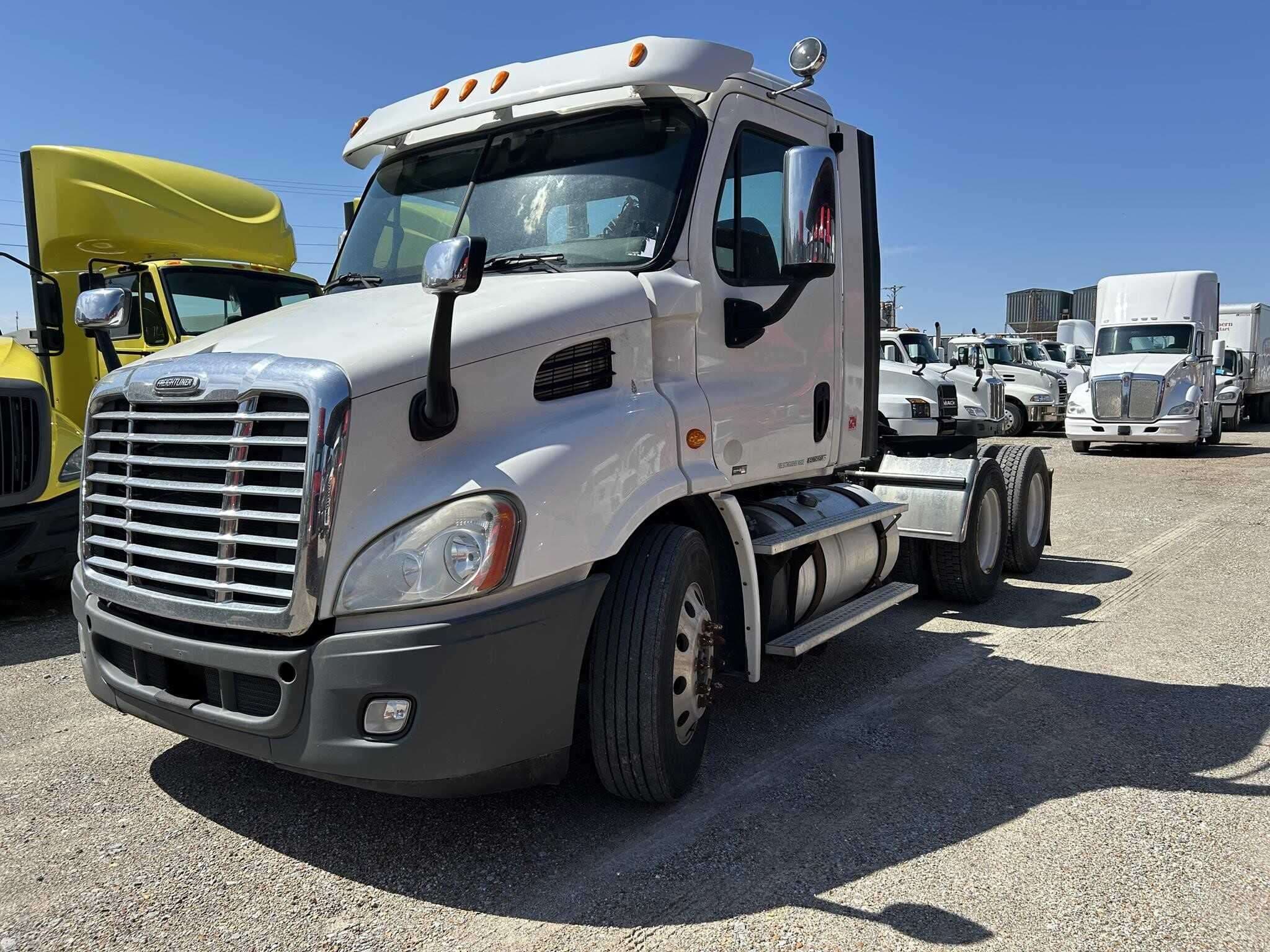 2011 Freightliner Cascadia image 1