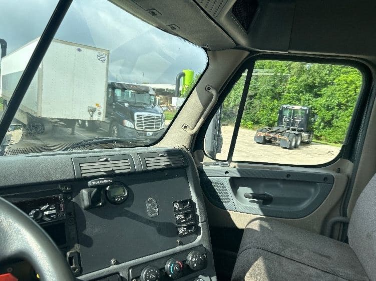2019 Freightliner Cascadia 12564ST Day Cab | Detroit DD15 455 HP | 6x4 | Air Ride image 9