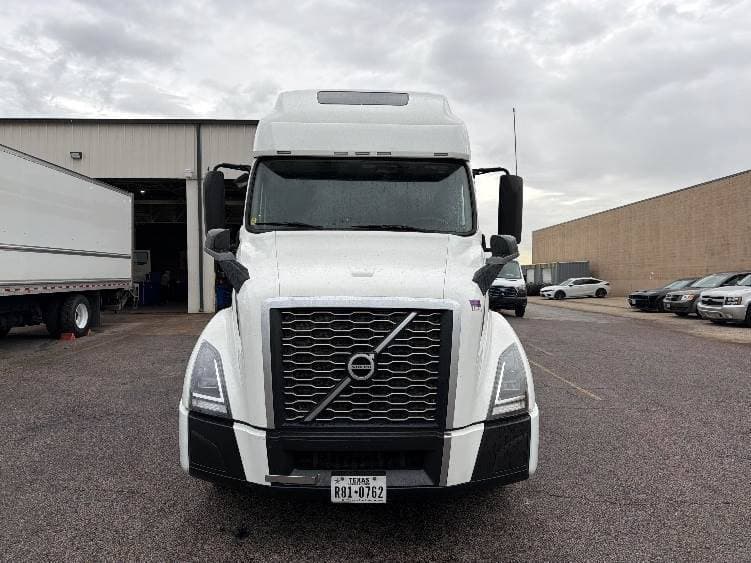 2023 Volvo VNL64760 image 2