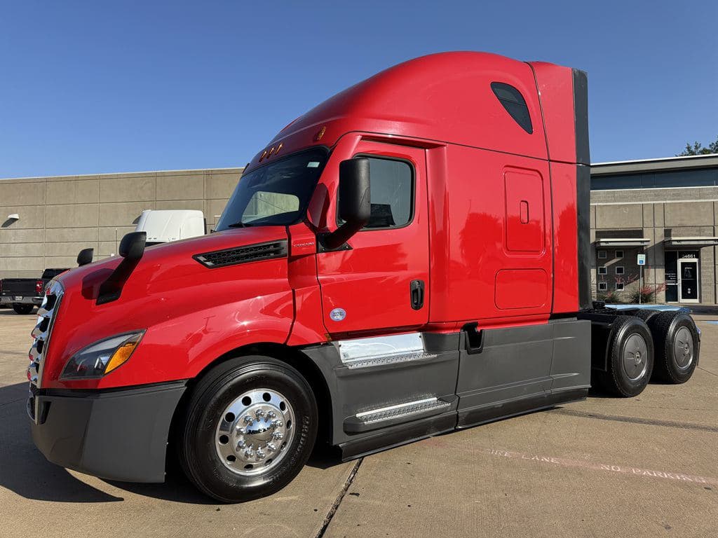Used 2023 FREIGHTLINER PT126064ST image 2