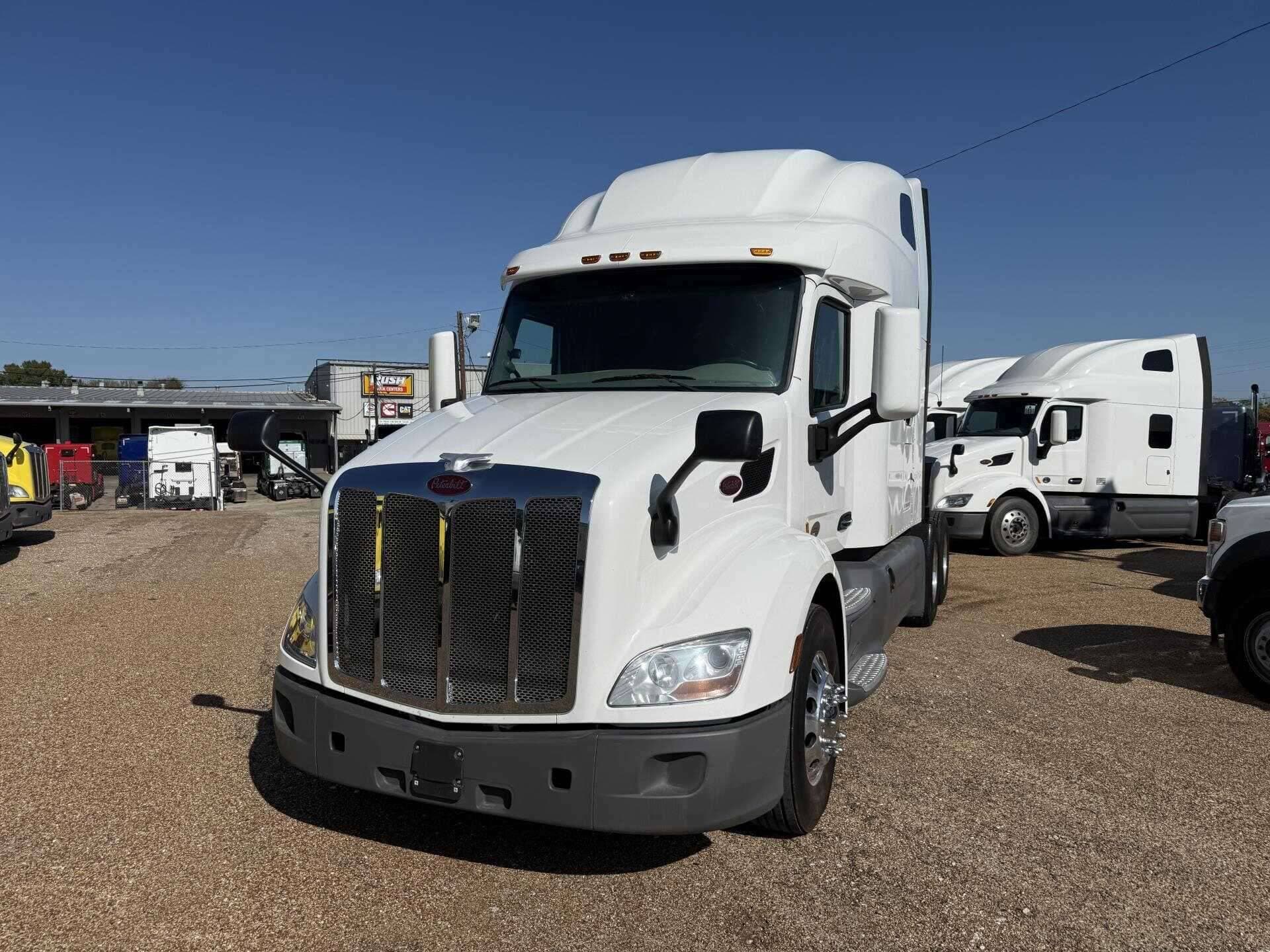 2021 Peterbilt 579 image 1