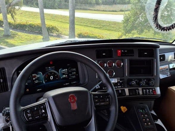 2025 Kenworth T880 image 14