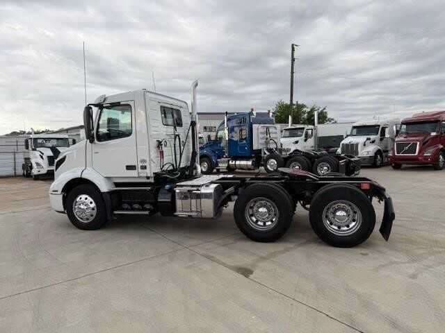 2020 Volvo VNR image 4