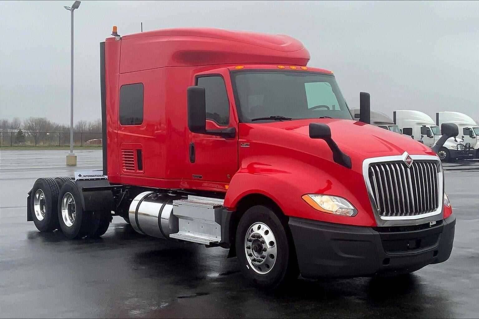 2021 International LT625 image 1
