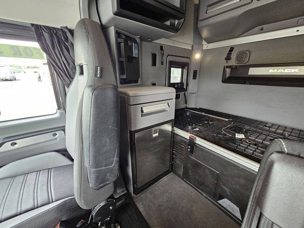 2020 Mack Pinnacle image 10