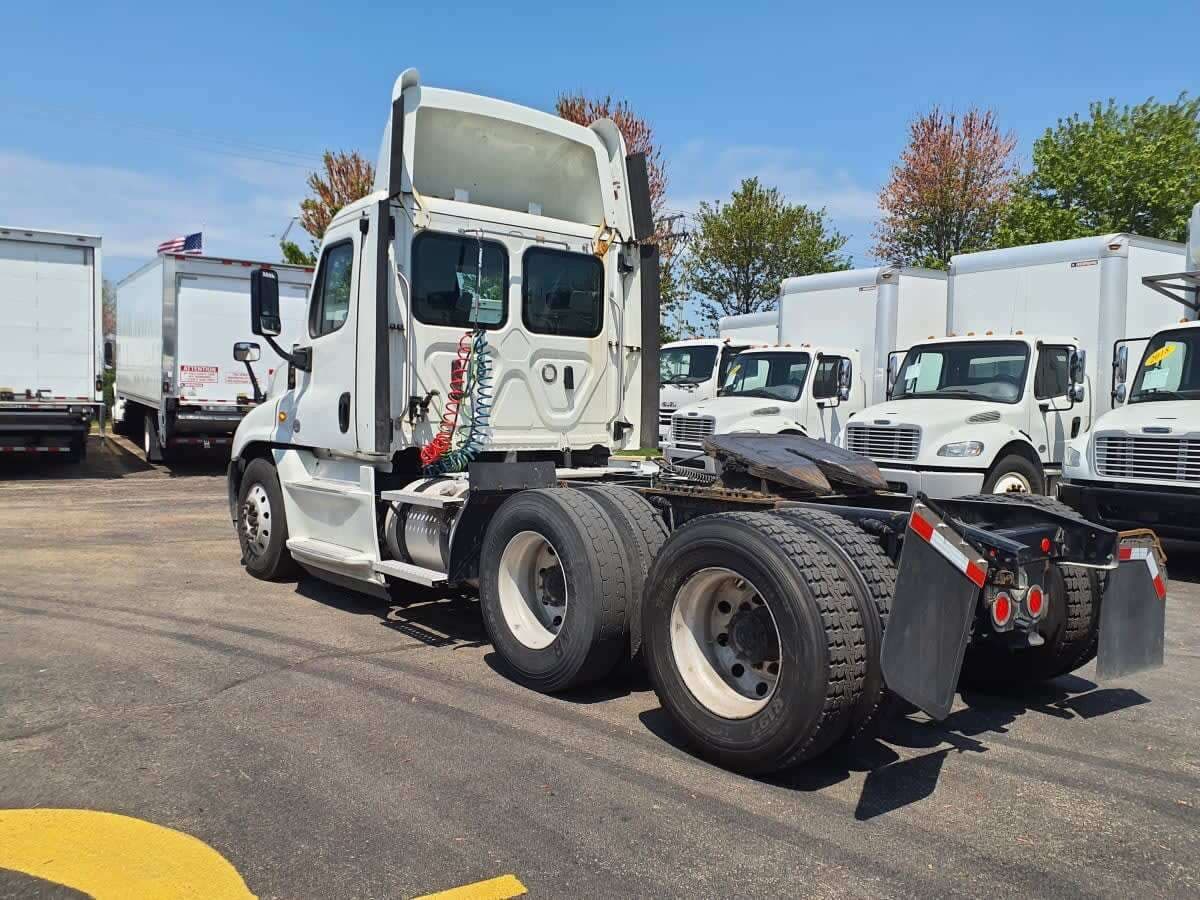 Used 2019 FREIGHTLINER Conventional - Day Cab - CASCADIA 125 image 5