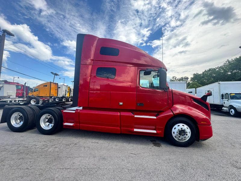 2020 Volvo VNL image 3