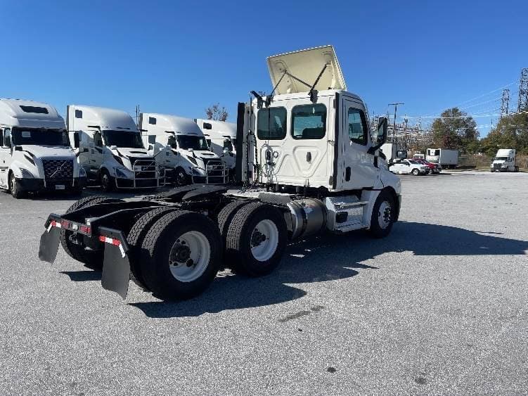2021 Freightliner Cascadia image 10