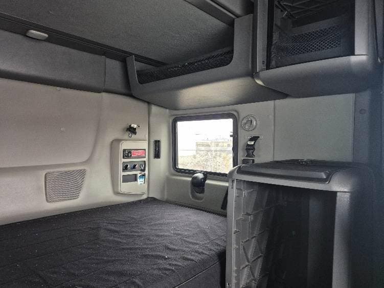 2023 International LT62F image 5