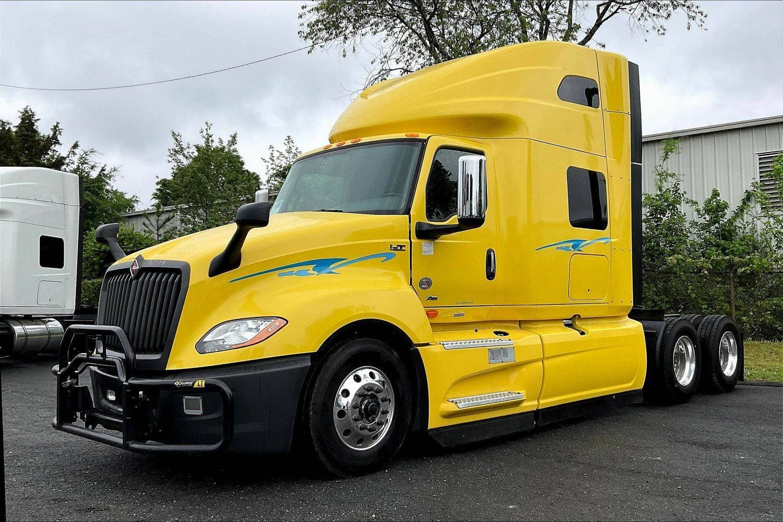 2022 International LT625 Sleeper Semi Truck - 73" Raised Roof Sleeper, A26 400HP, 11 Speed image 2