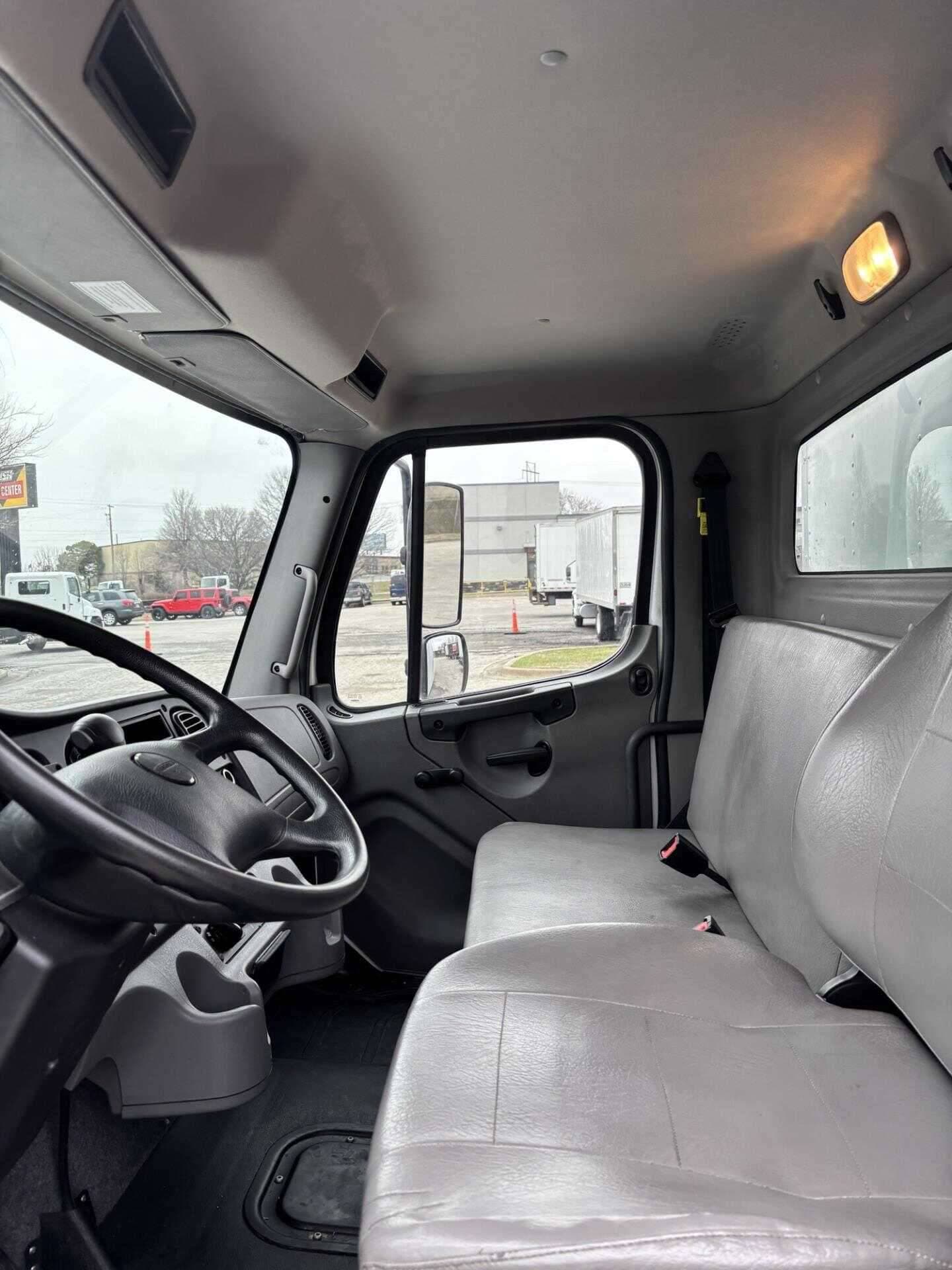 2022 Freightliner M2 image 2
