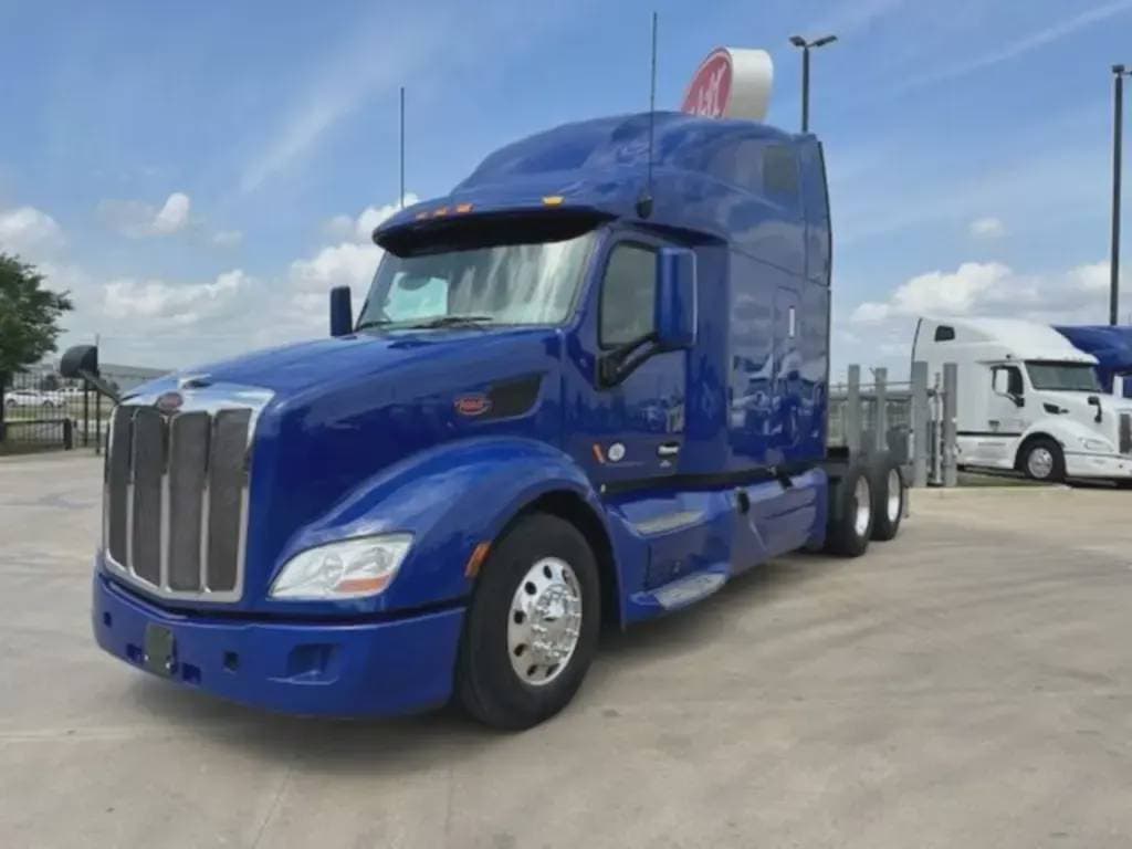 2022 Peterbilt 579 image 1