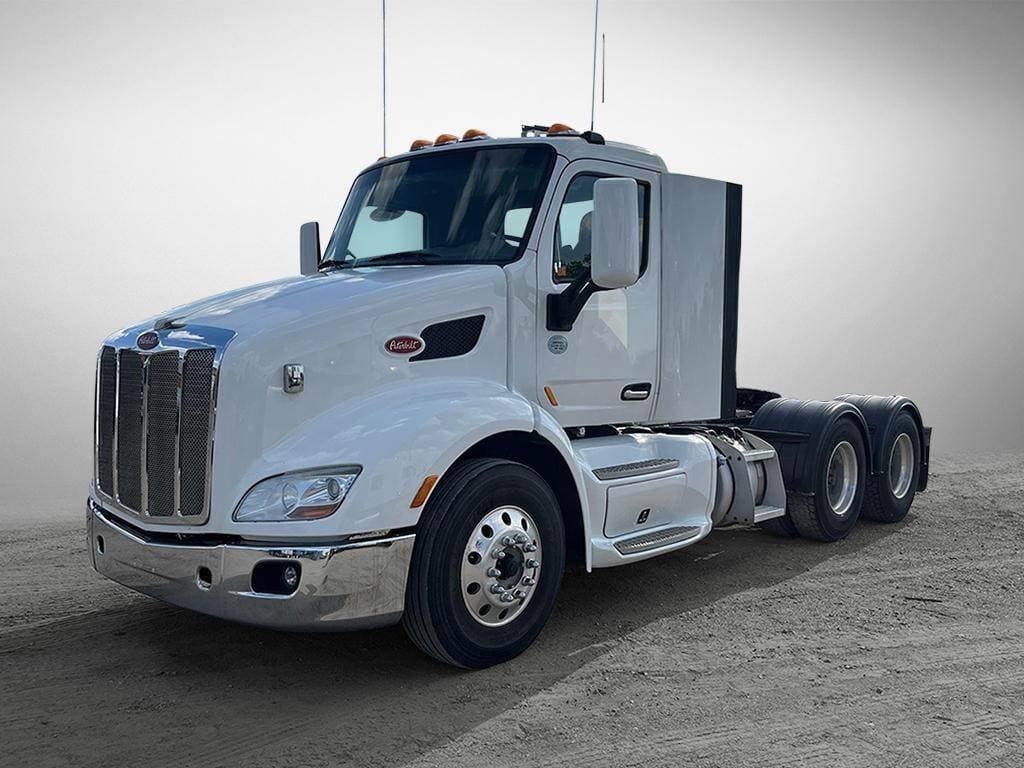2017 Peterbilt 579 image 1