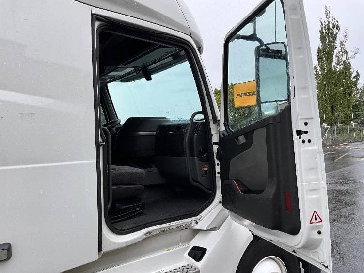 2022 Volvo VNL image 10