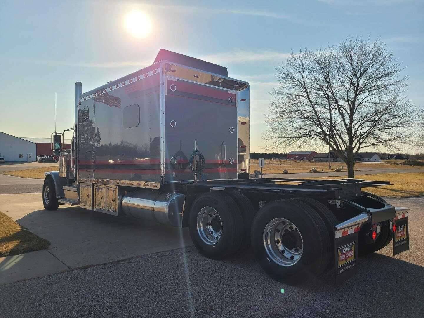 2025 Peterbilt 589 image 7