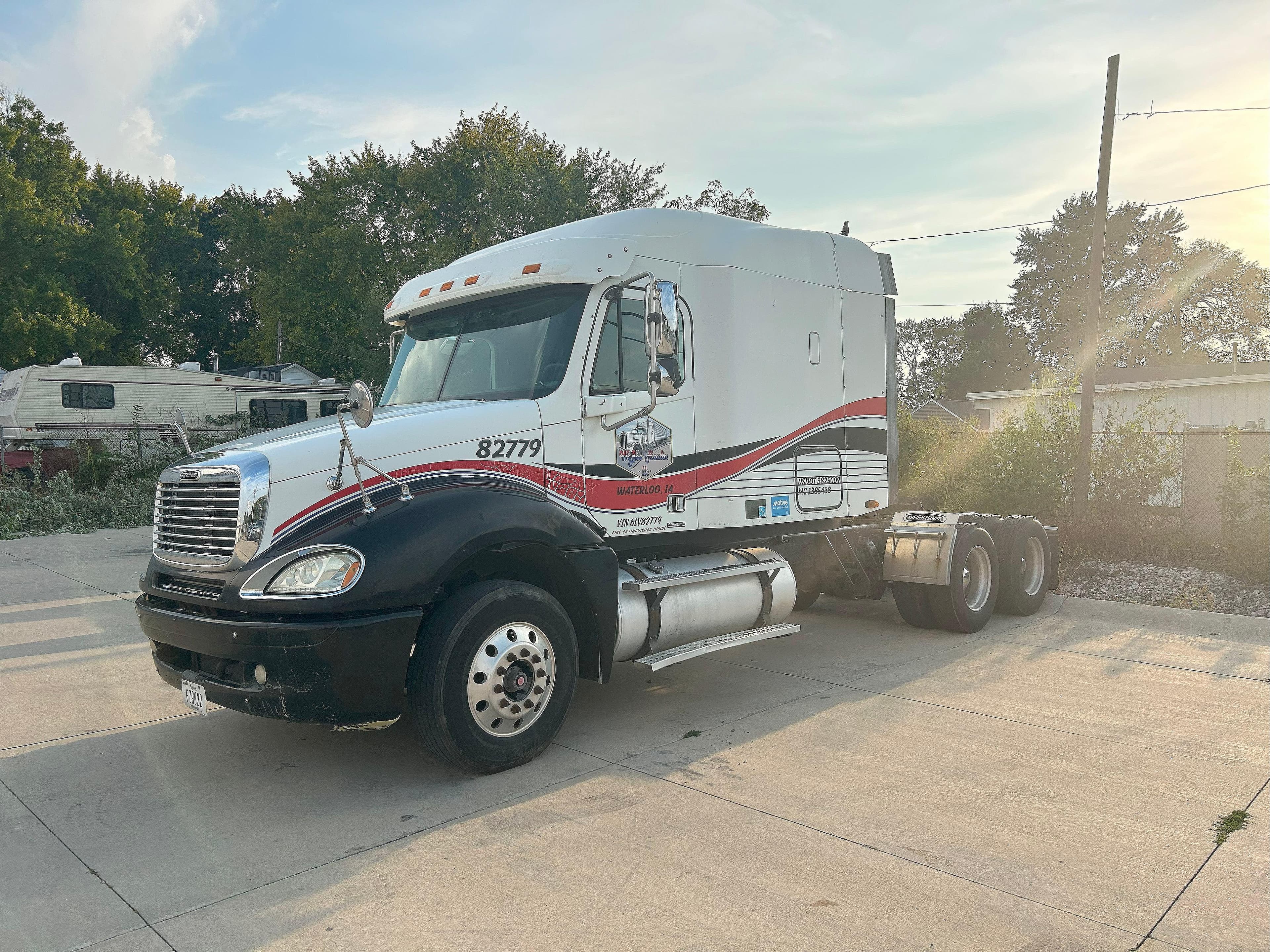 2006 Freightliner Columbia CL120 image 2