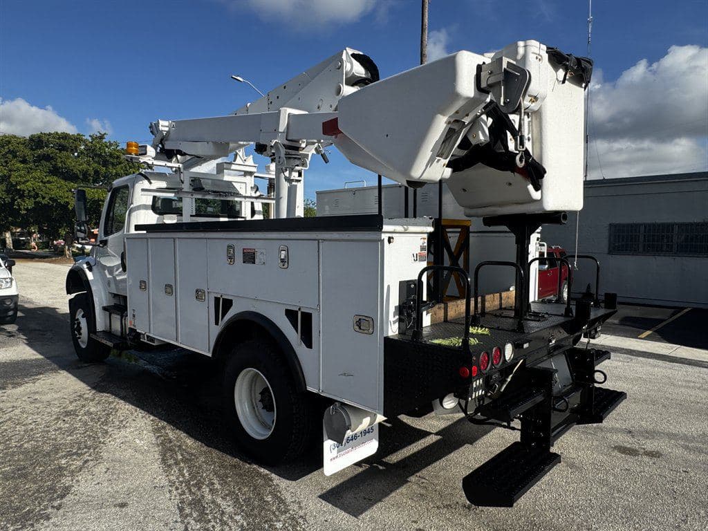 2017 Freightliner M2-106 image 10