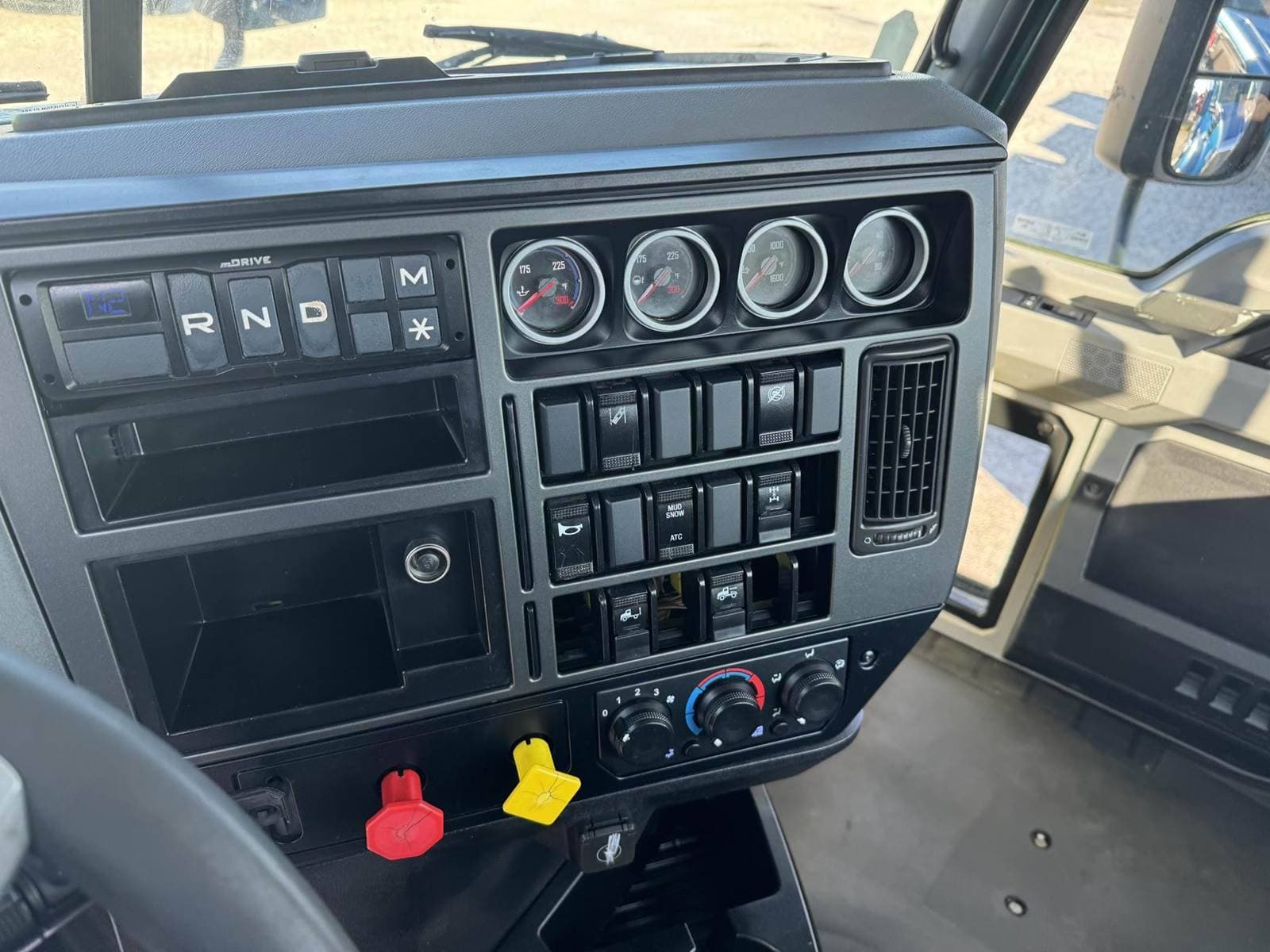 2020 Mack Anthem 64T Day Cab Truck image 19