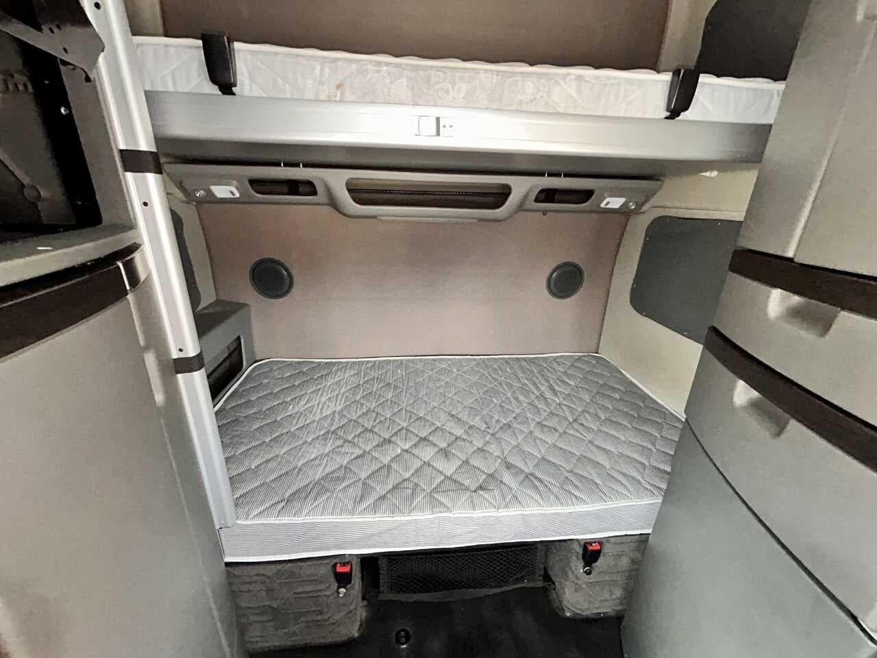 2020 Volvo VNL670 image 8