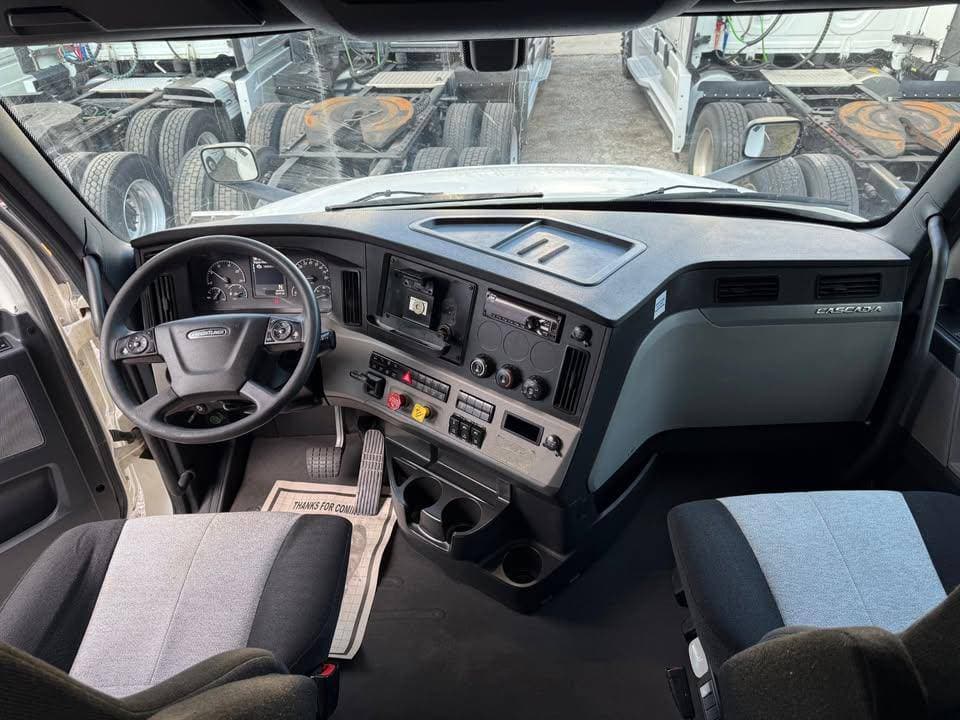 2020 Freightliner Cascadia image 6