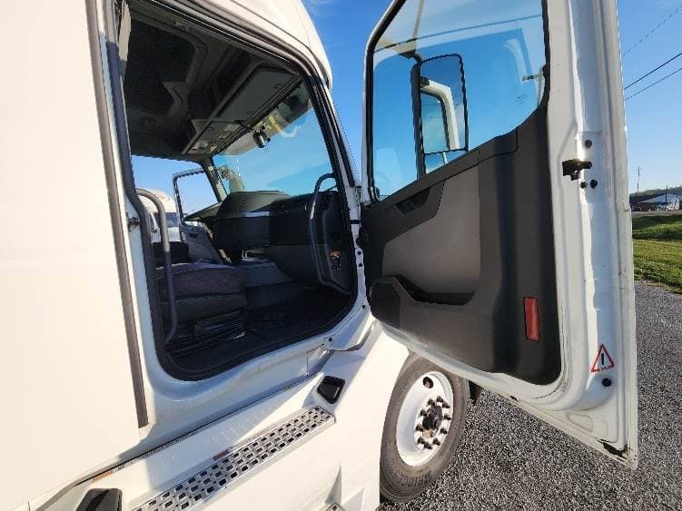 2022 Volvo VNL image 10
