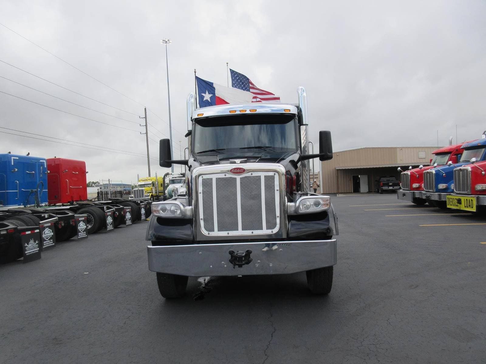 2023 Peterbilt 567 image 2